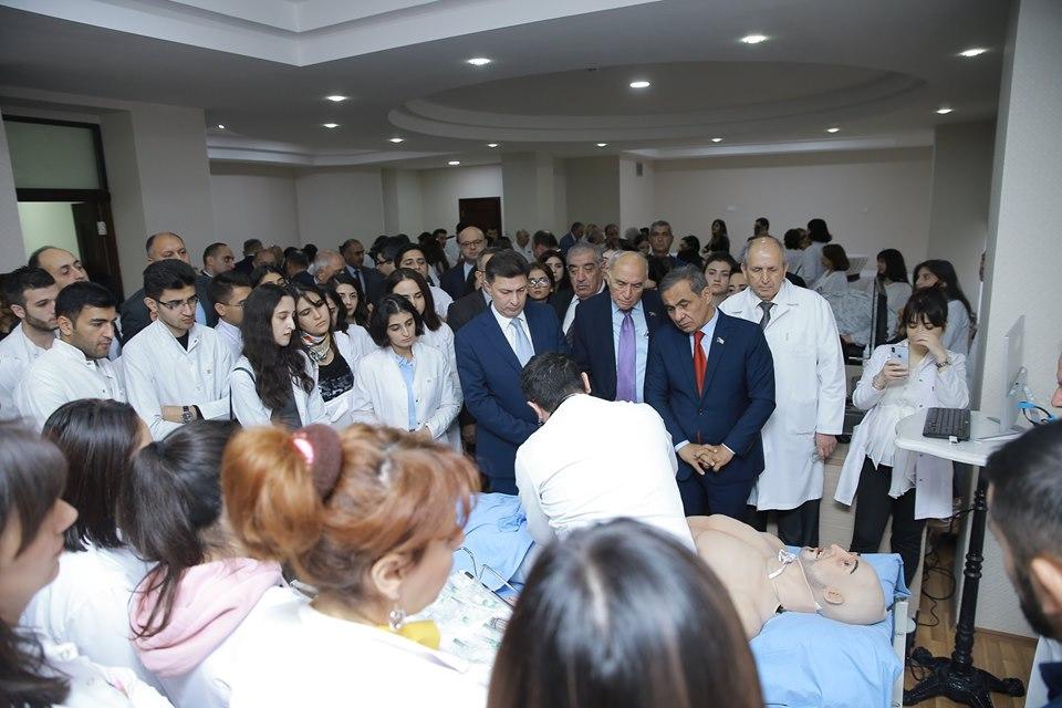 ATU-da ən son nəsil robotlar təqdim olundu. Tələbələr robotu xəstələndirib – sağalda biləcəklər.